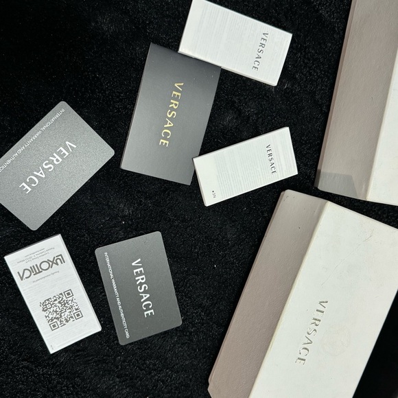 Sunglasses boxes and Bag - Picture 4 of 8